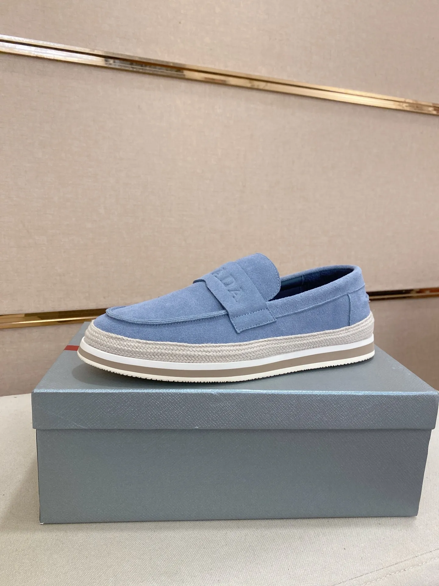 Men's shoes 💰 480💰 ✔️✔️✔️Top high version High-quality new PRADA (Prada) counters are launched at the same time. The new men's shoes and 😘fabrics are purely handmade in Niujing. Lining: Full cowhide lining. 👍🏿High-end☄️Open-molded non-slip rubber outsole, exquisite lines, simple and elegant, comfortable and high-end for leisure travel. Code number: 38-44. Can be customized45